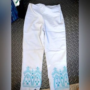 Very cute size small Capri pants